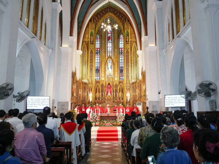 Tín hữu đi cầu nguyện tại nhà thờ Sở Kiện.