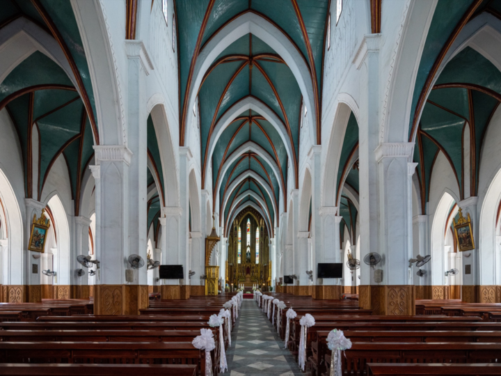 Tòa giám mục bên trong nhà thờ Sở Kiện