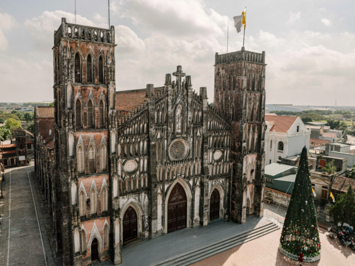 Góc nhìn trực diện toàn cảnh nhà thờ Sở Kiện