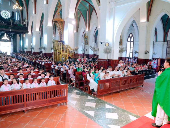 Trang phục phù hợp khi tới nhà thờ Sở Kiện.