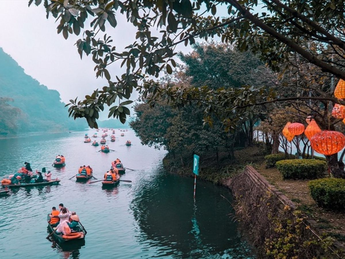 Tràng An nổi bật với trải nghiệm ngồi thuyền xuyên qua hệ thống hang động