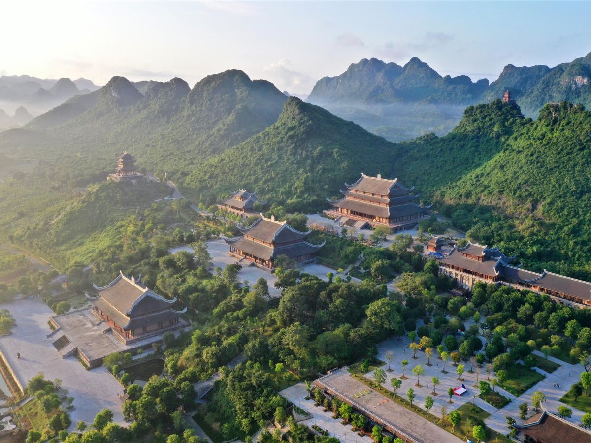 Chùa Tam Chúc là quần thể chùa lớn với không gian tách biệt và thanh tịnh.
