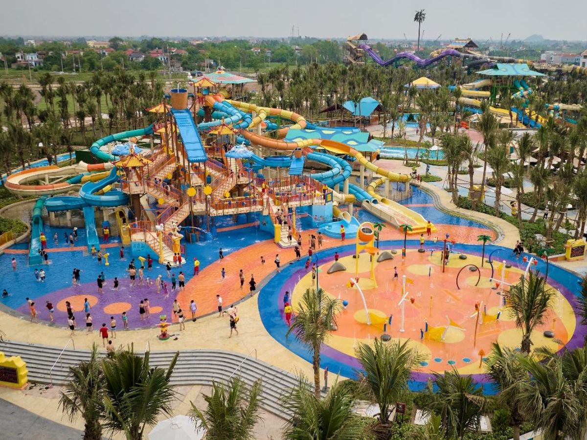 Không khí tại Sun World Hà Nam trở nên sôi động với lượng khách đông và nhiều hoạt động.