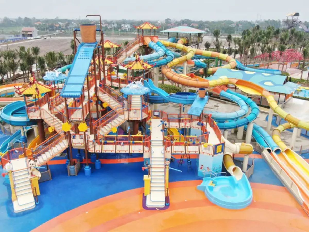 Khu vận động ngoài trời giúp trẻ phát triển thể chất qua các hoạt động leo trèo và vượt chướng ngại vật.