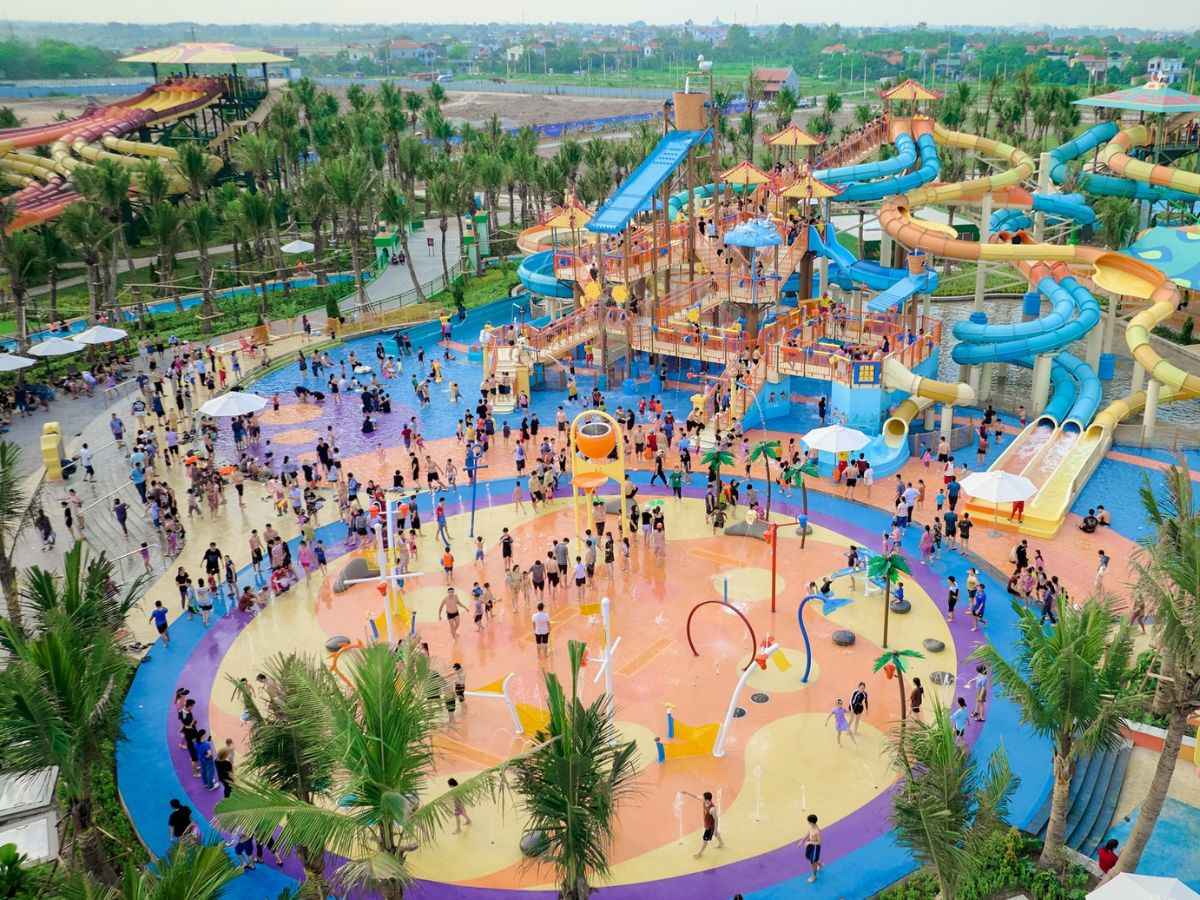 Rất đông du khách ghé đến Sun World Ha Nam để vui chơi giải trí trong dịp hè. 