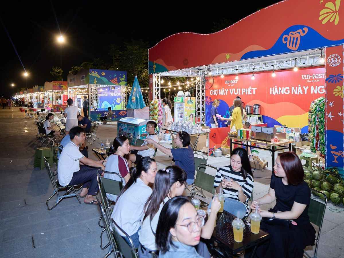 Du khách có thể thưởng thức ẩm thực tối tại khu chợ đêm Vui-Fest trong lịch trình khám phá pháo hoa và nhạc nước Hà Nam