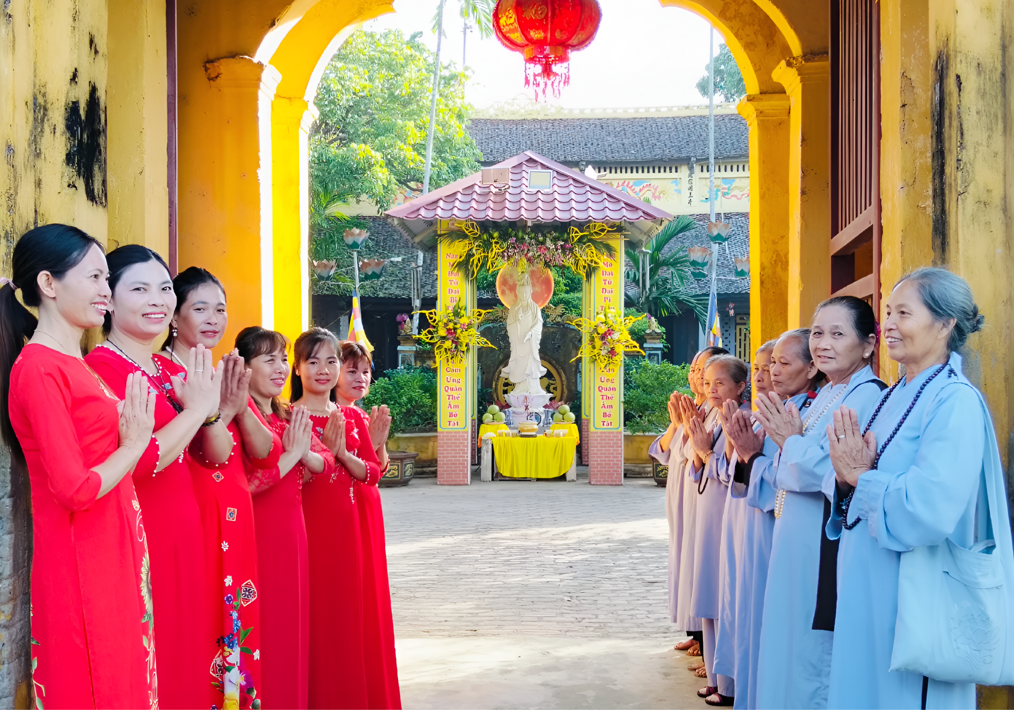 Trang phục lịch sự khi vào không gian thờ tự.