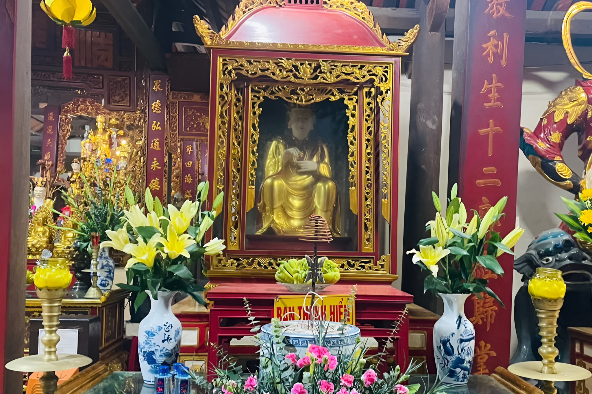 Nên ghé chùa vào buổi sáng để cảm nhận không gian thanh tịnh.