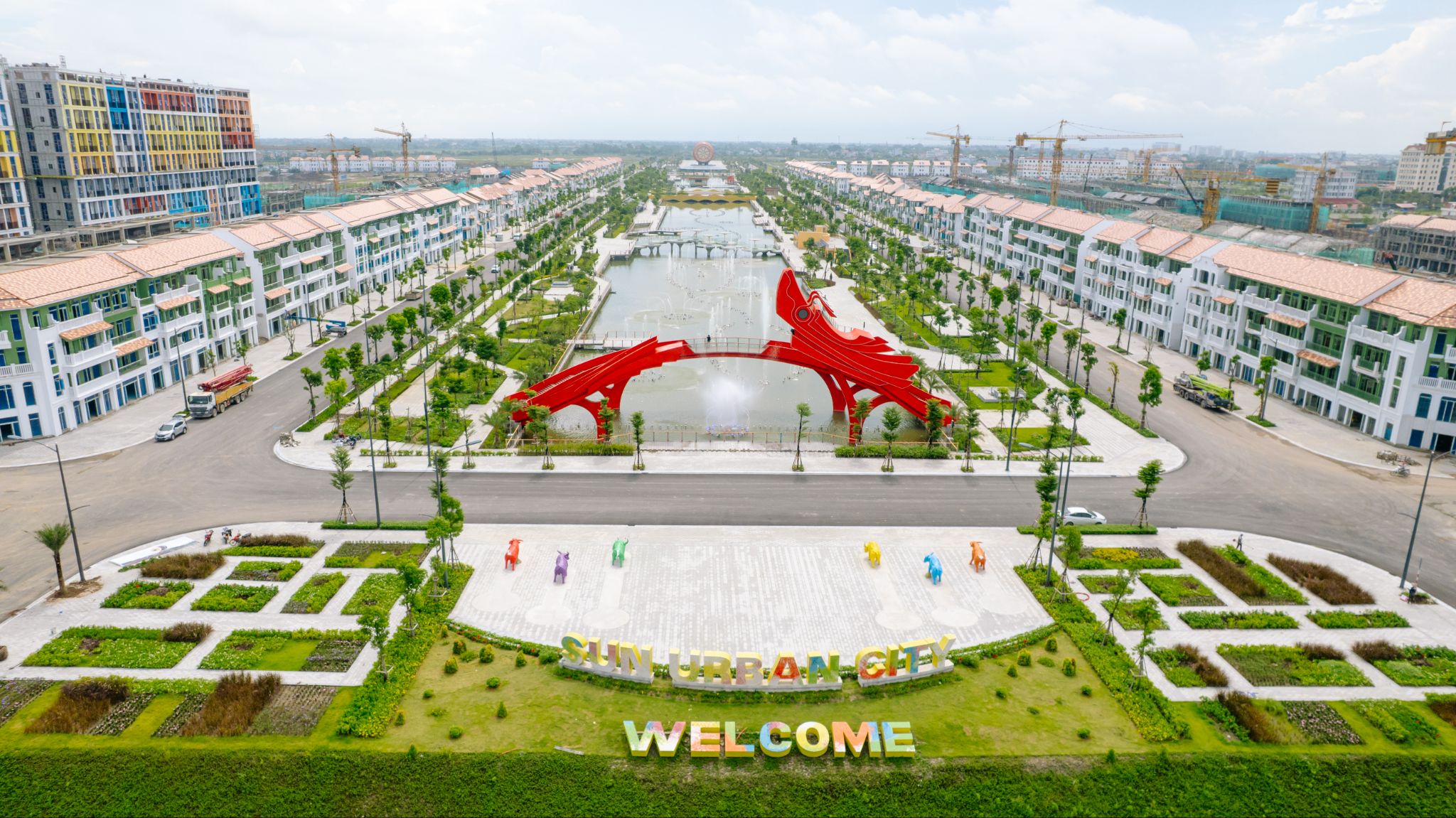 Dạo bước quảng trường Thời Đại kết hợp hành trình ẩm thực.
