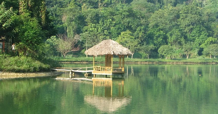 Hồ Mạc Cúc Phương – không gian nghỉ dưỡng xanh sau hành trình trekking Ninh Bình.