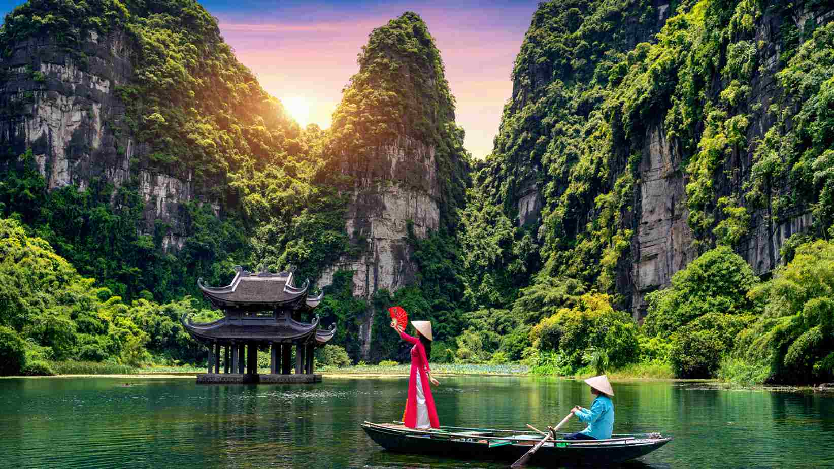 Tràng An Ninh Bình – non nước hữu tình giữa núi đá vôi và dòng sông xanh ngọc.