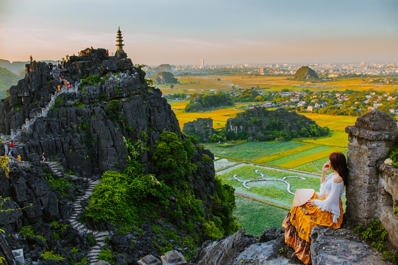 Hang Múa từ trên cao, ngắm toàn cảnh cánh đồng lúa trải dài.