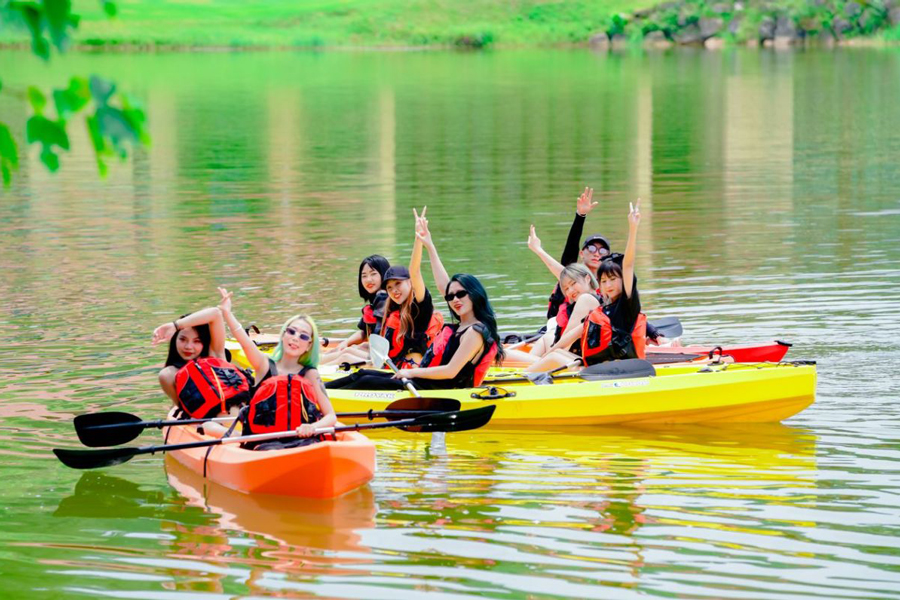 Chèo thuyền kayak hồ Đồng Chương.