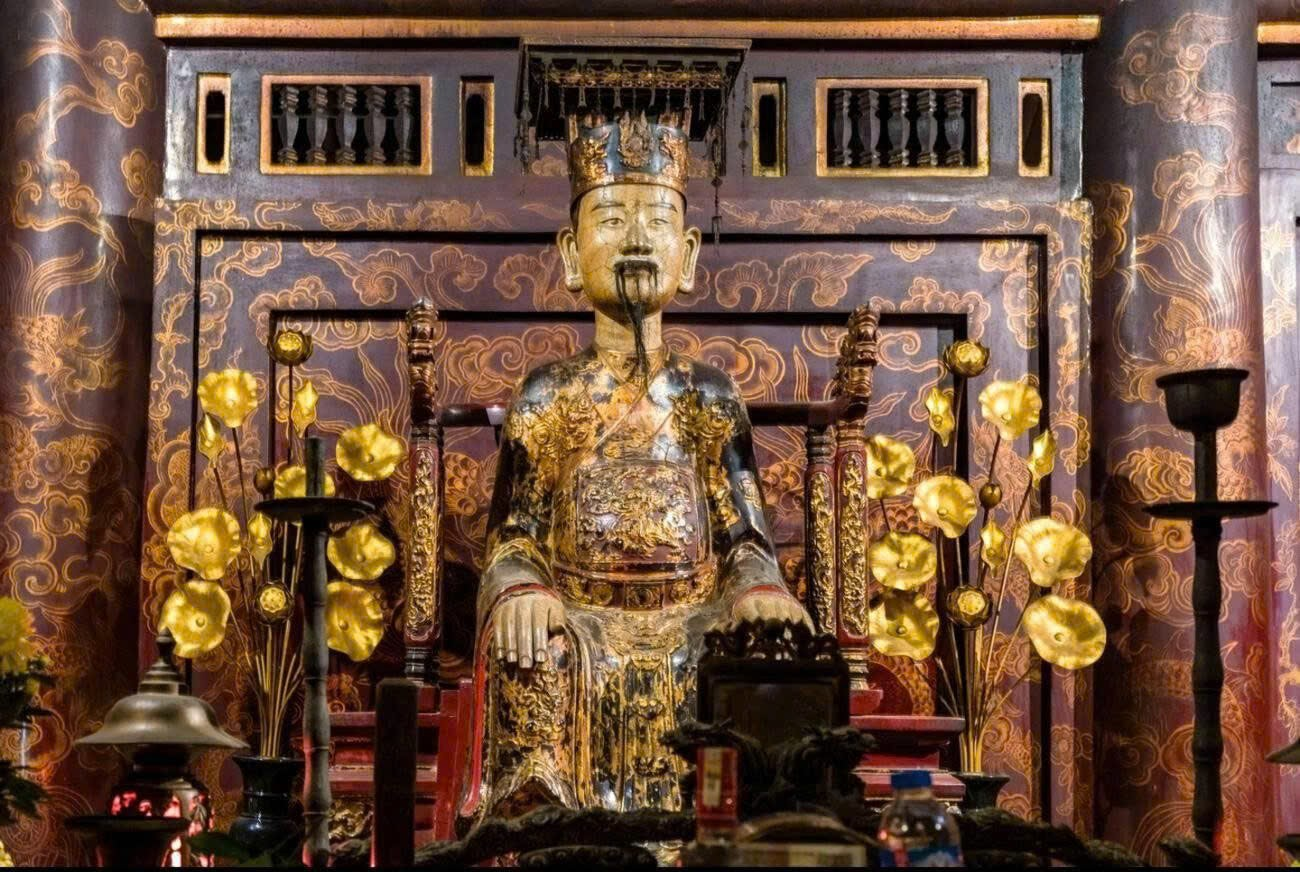 Ghé thăm Đền thờ vua Đinh Tiên Hoàng nằm ngay trung tâm của vùng thành nội Cố đô Hoa Lư xưa.