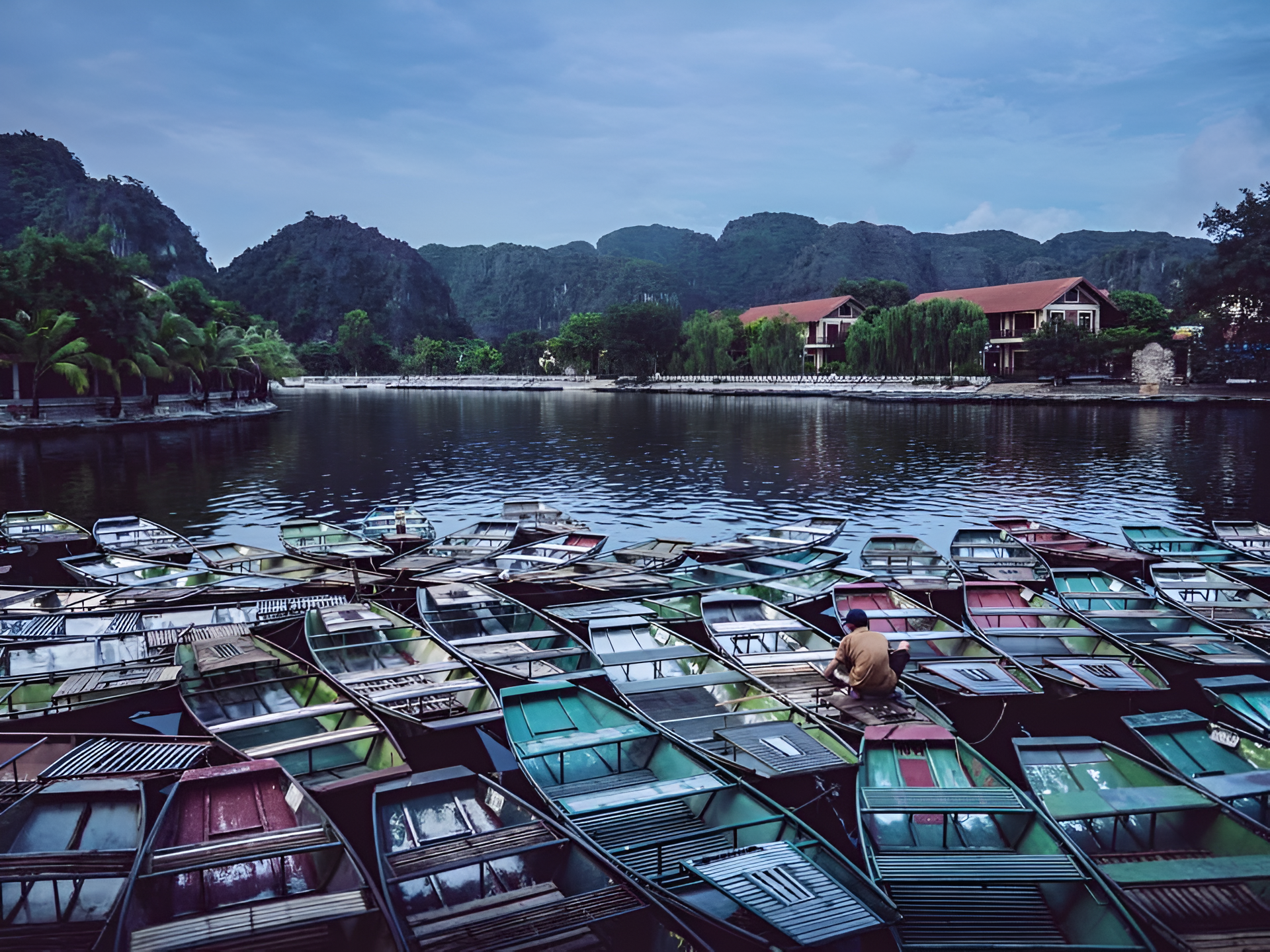 Bến đò Tràng An mang nét yên bình đặc trưng không nơi nào có được.