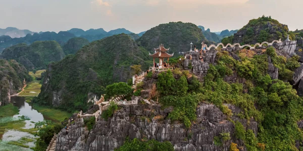 Toàn cảnh Hang Múa giúp trải nghiệm vận động nhẹ trong chuyến phượt.