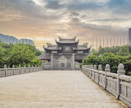 Hình ảnh gác chuông Bái Đính vào sáng sớm.