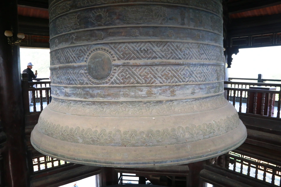 Đại hồng chung lớn nhất Việt Nam, nặng 36 tấn đồng, cao 5,5m được một nghệ nhân người Huế làm. 