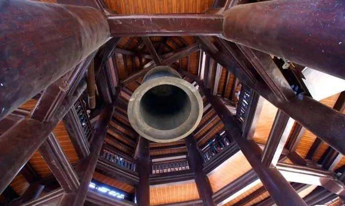 Không gian bên trong gác chuông chùa Bái Đính. 