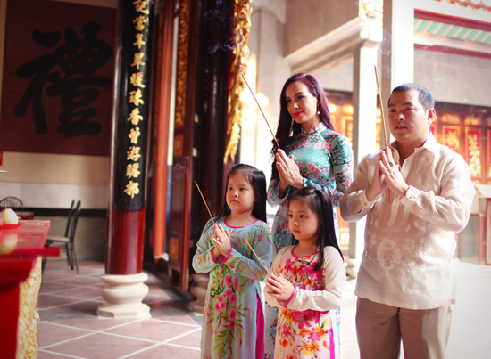 Trang phục kín đáo, lịch sự, phù hợp văn hóa tâm linh và nghi thức hành hương.