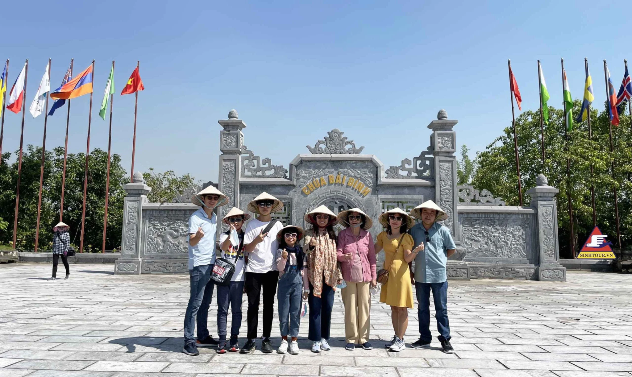 Du khách check-in tại khuôn viên lưu giữ khoảnh khắc trang nghiêm giữa không gian kiến trúc Phật giáo bề thế. 