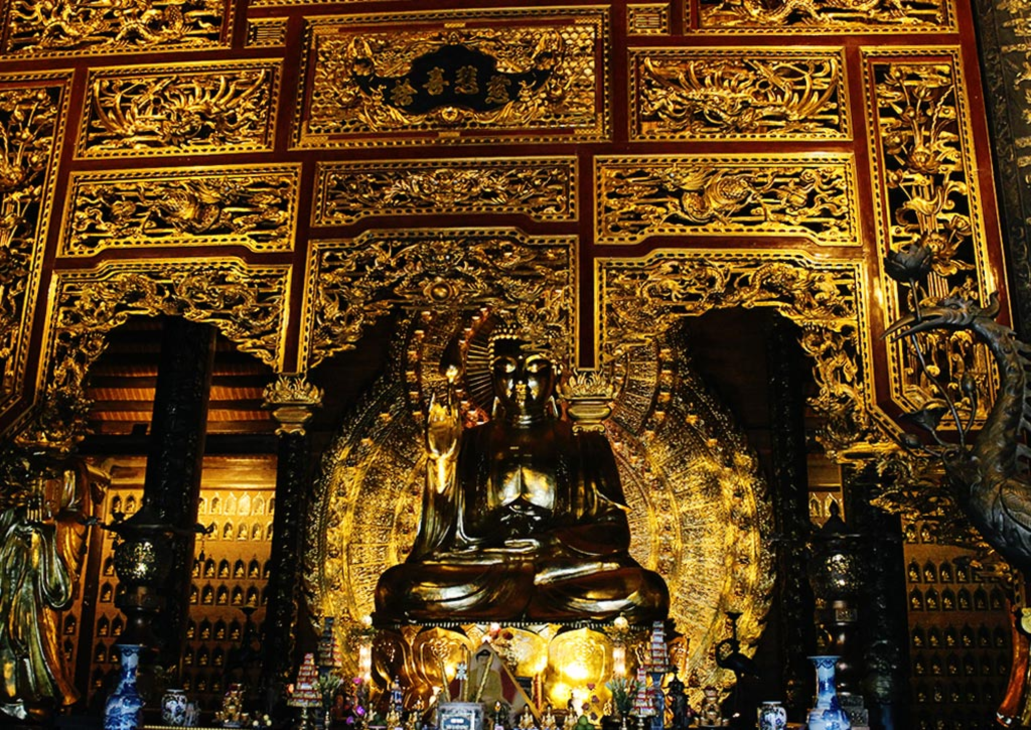 Không gian thờ Phật uy nghi, ánh vàng trầm mặc lan tỏa cảm giác an yên và linh thiêng. 