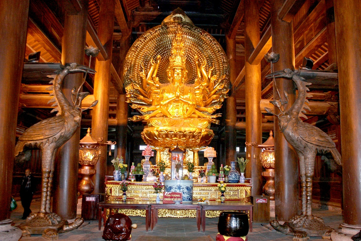Tượng Quan Thế Âm nghìn tay nghìn mắt tỏa ánh vàng linh thiêng, biểu trưng cho lòng từ bi và che chở muôn loài.