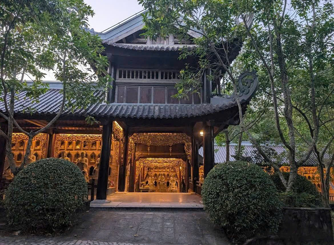 Điện Quan Âm chùa Bái Đính với kiến trúc gỗ cổ kính, không gian thanh tịnh giữa núi rừng Ninh Bình.