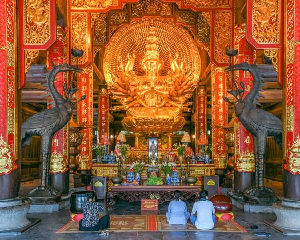 Điện Quan Âm chùa Bái Đính nổi bật với tượng Quan Thế Âm nghìn tay nghìn mắt bằng đồng.