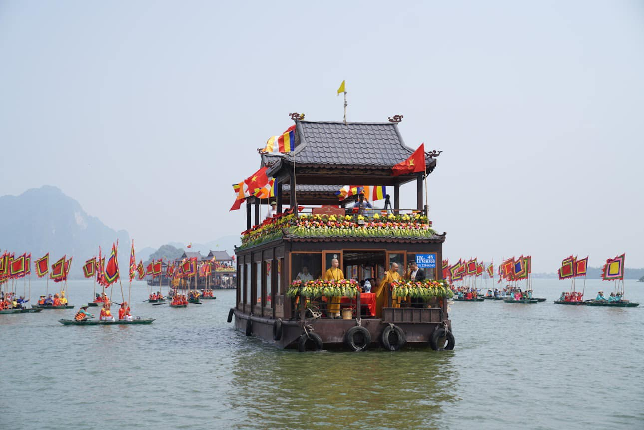 Thuyền rồng chở du khách tham quan hồ Tam Chúc và kết nối các điện thờ trong quần thể chùa Tam Chúc.