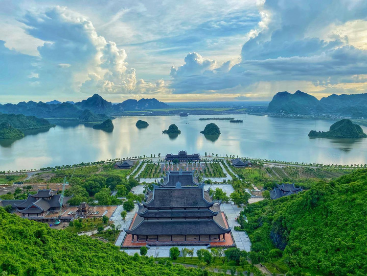 Tam Chúc mùa thu tháng 9 - tháng 11.