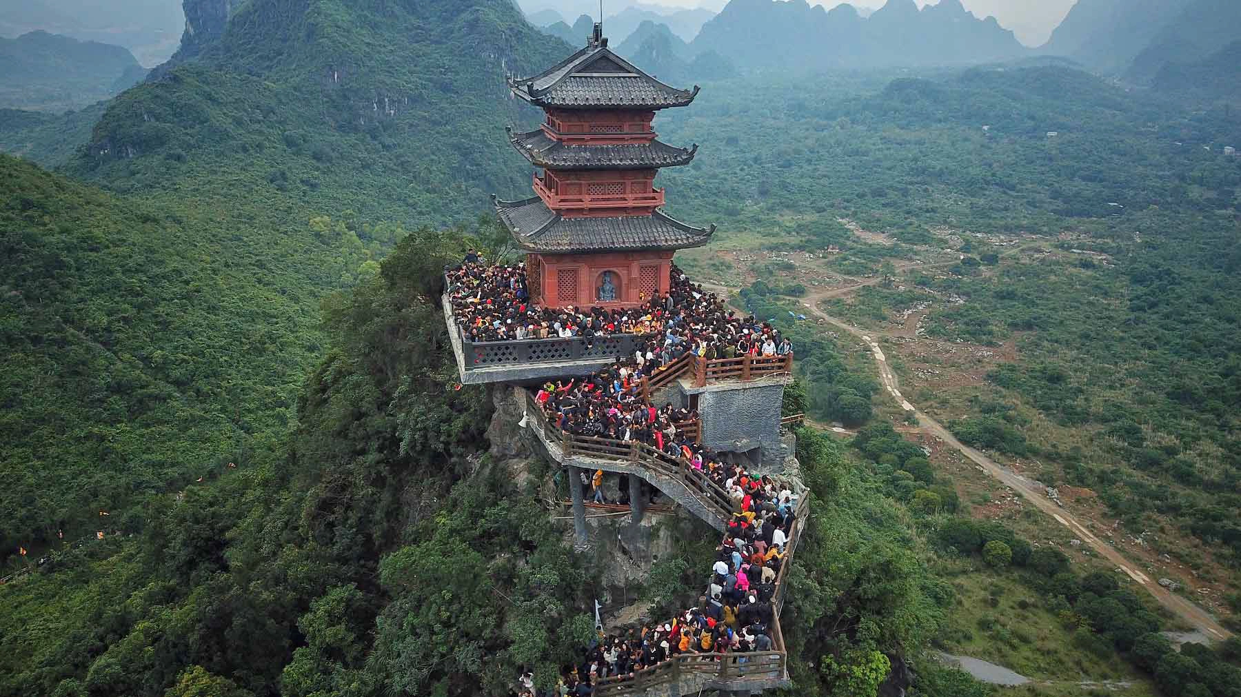 Chùa Ngọc ngự trên đỉnh núi Thất Tinh hùng vỹ.