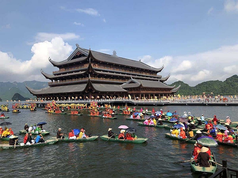 Du khách đổ về tham quan chùa Tam Chúc mỗi dịp lễ hội.