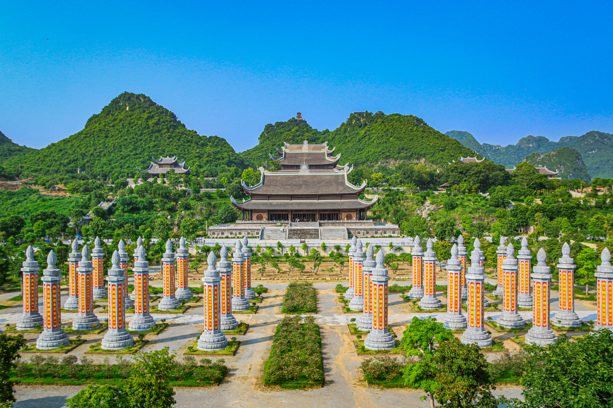 Hàng nghìn cột đá lớn ở vườn Cột Kinh tại chùa Tam Chúc tỉnh Hà Nam cũ.