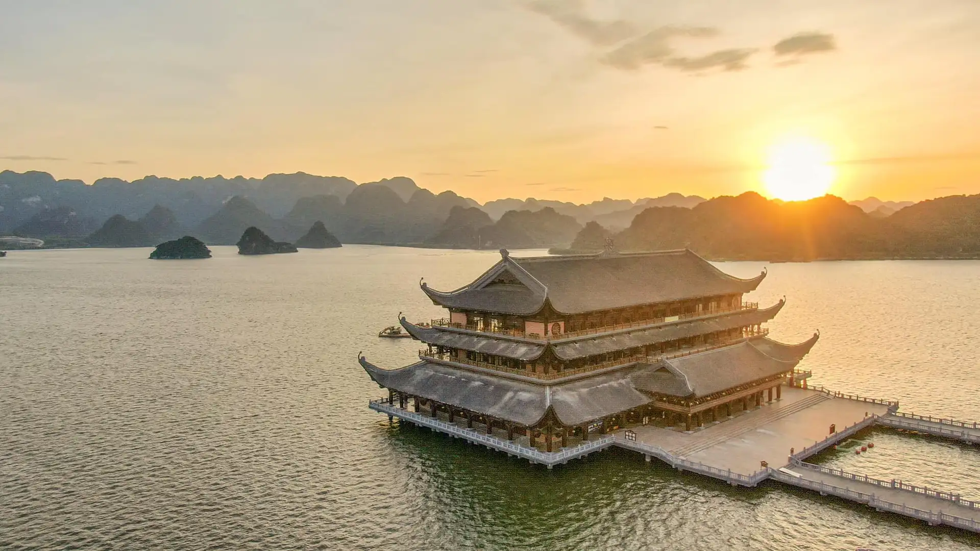 Chùa Tam Chúc với vẻ đẹp gây xao xuyến dưới ánh chiều tà.