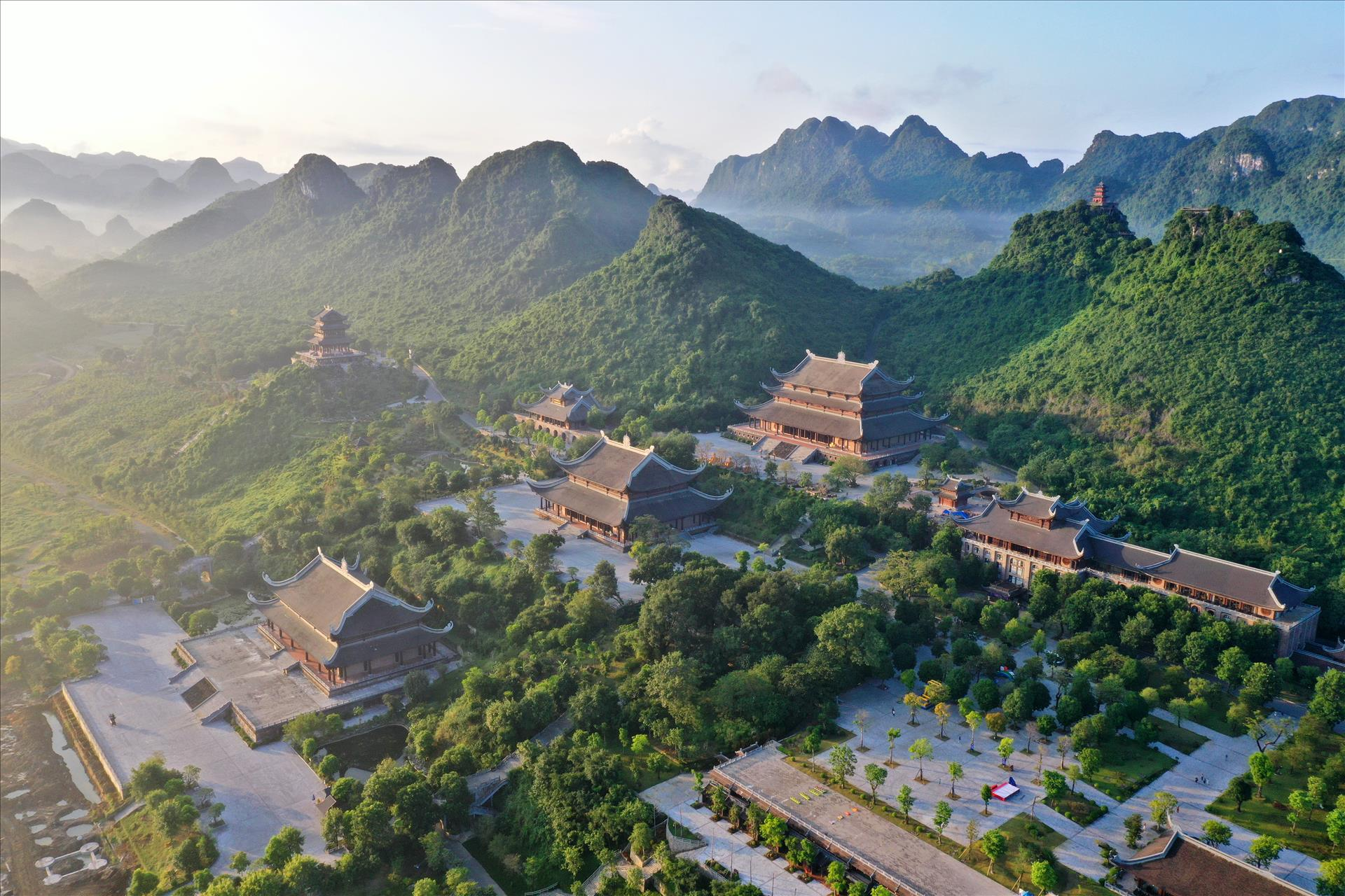 Chùa Tam Chúc - địa điểm du lịch lý tưởng.