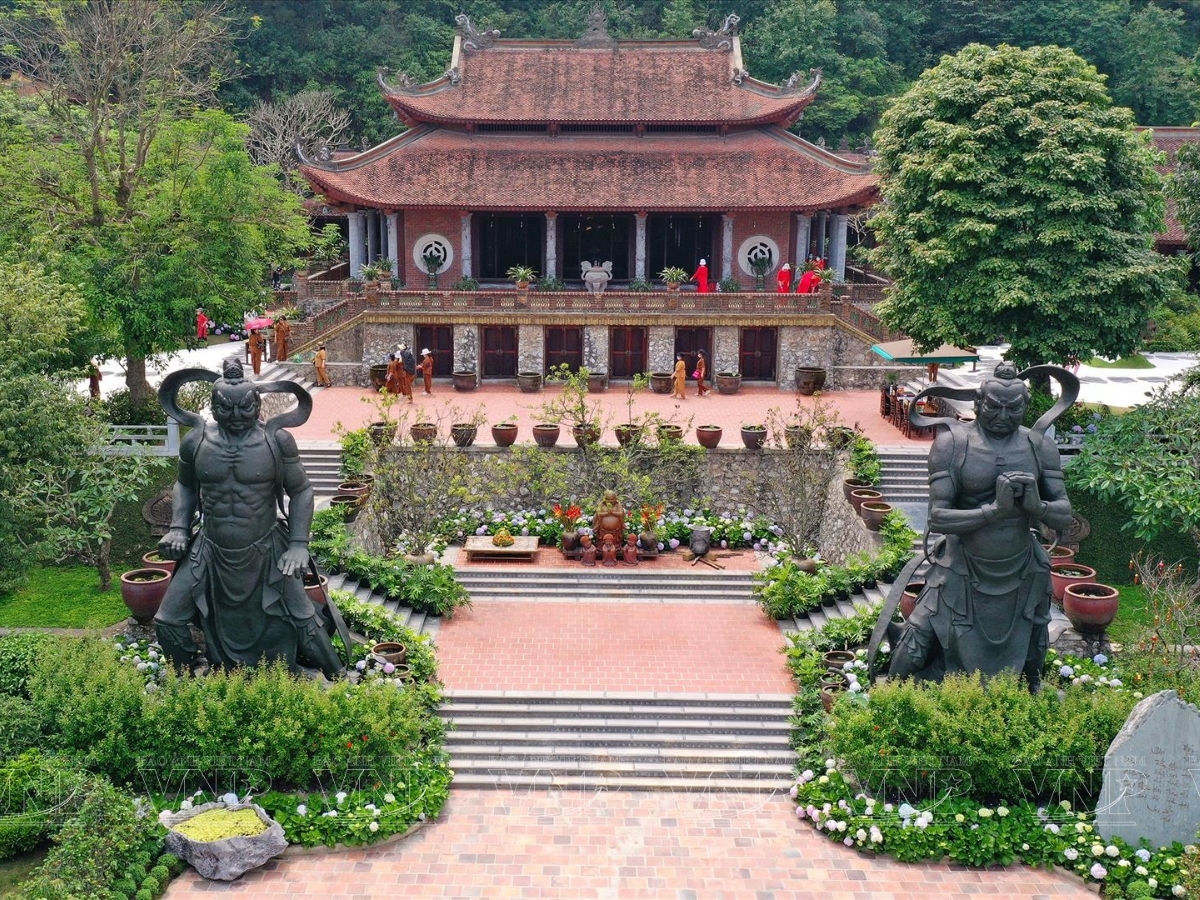 Địa Tạng Phi Lai Tự, còn được biết đến với tên gọi cổ là chùa Đùng, tọa lạc tại xã Thanh Bình, tỉnh Ninh Bình.