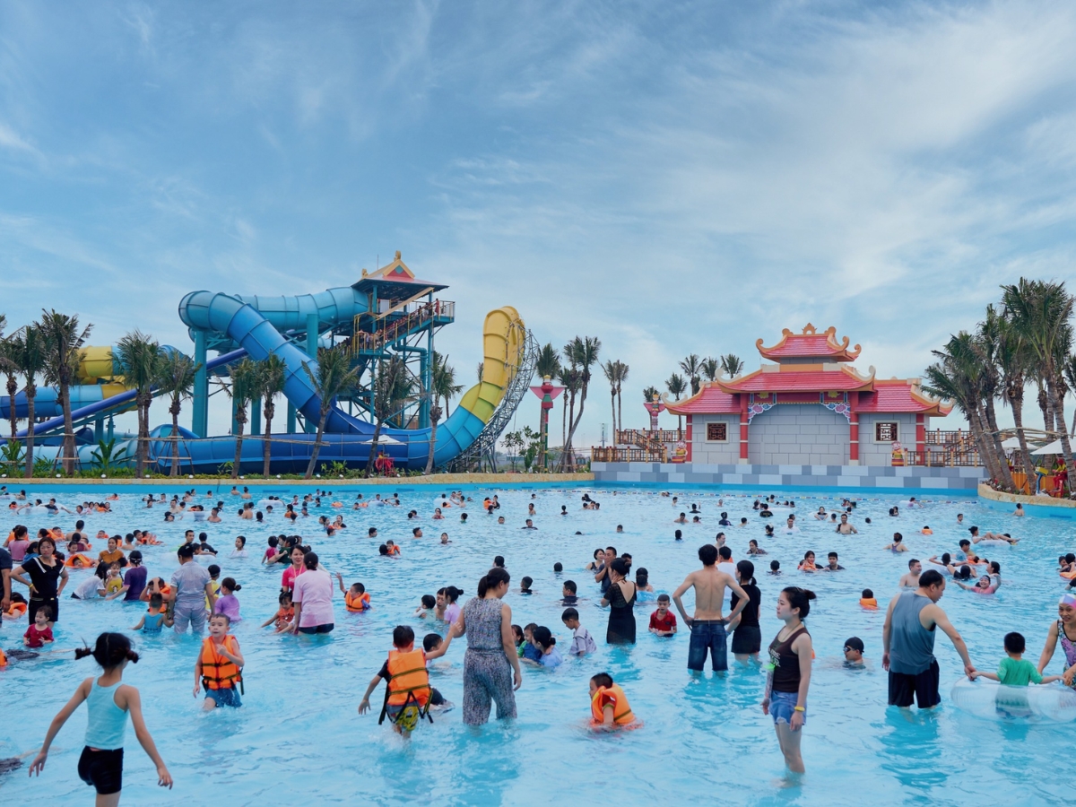 Du khách thỏa thích vui chơi tại Sun World Ha Nam.