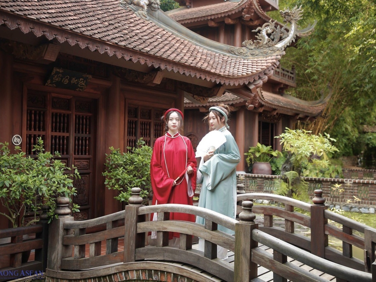 Du khách tham quan, vãn cảnh và check-in tại Địa Tạng Phi Lai Tự.