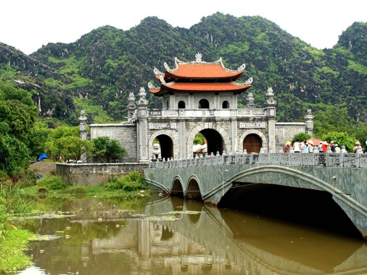 Ninh Bình là vùng đất hội tụ đầy đủ những giá trị lịch sử, văn hóa và thiên nhiên đặc sắc.