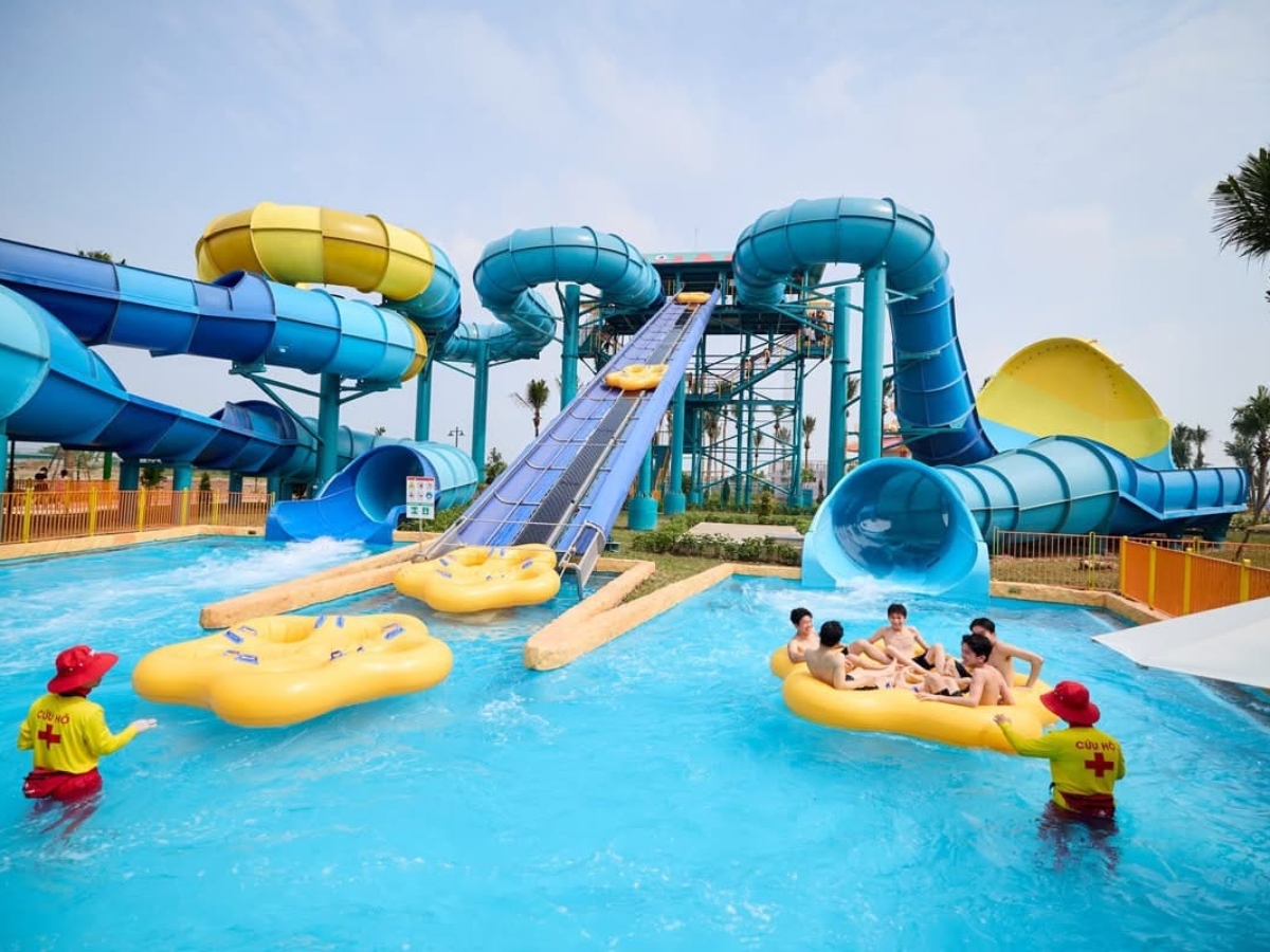 Kết hợp vui chơi tại công viên nước Sun World Ha Nam.