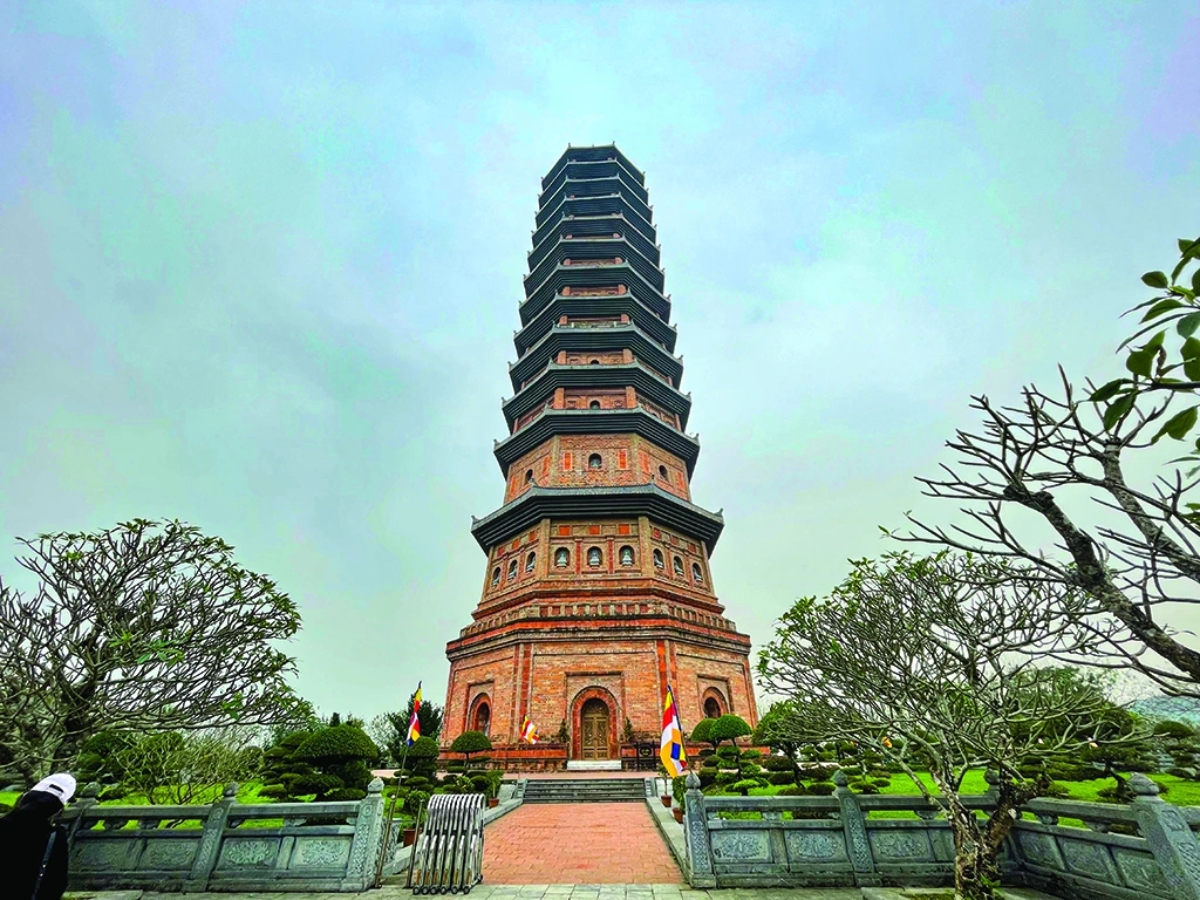 Bảo tháp Bái Đính được xây dựng theo phong cách Phật giáo Đại thừa.