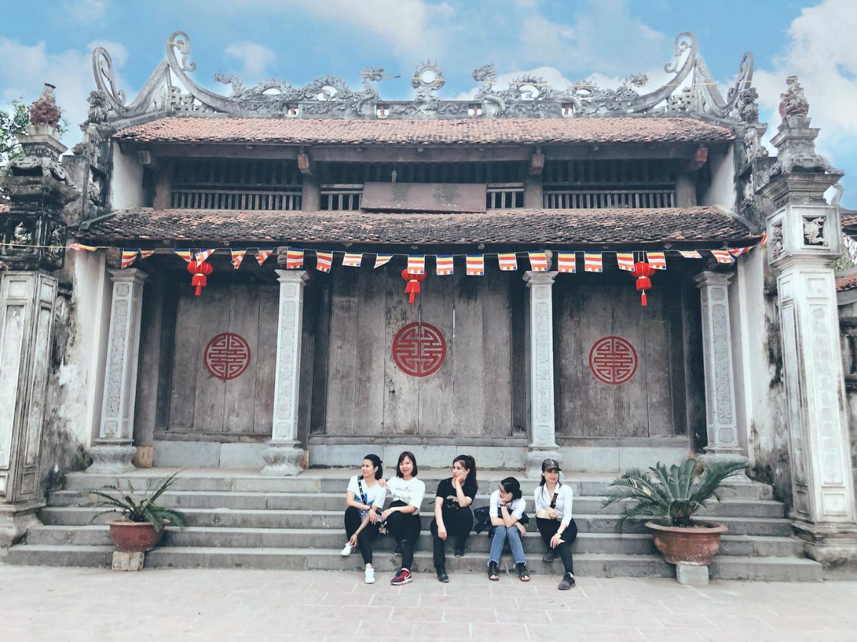 Không gian Chùa Bà Đanh yên tĩnh tách biệt phố thị. 