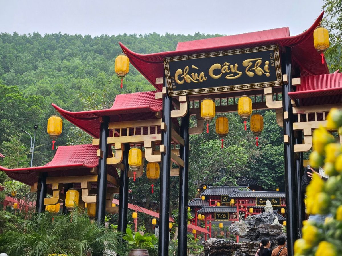 Chùa Cây Thị mang vẻ đẹp cổ kính giữa thiên nhiên.