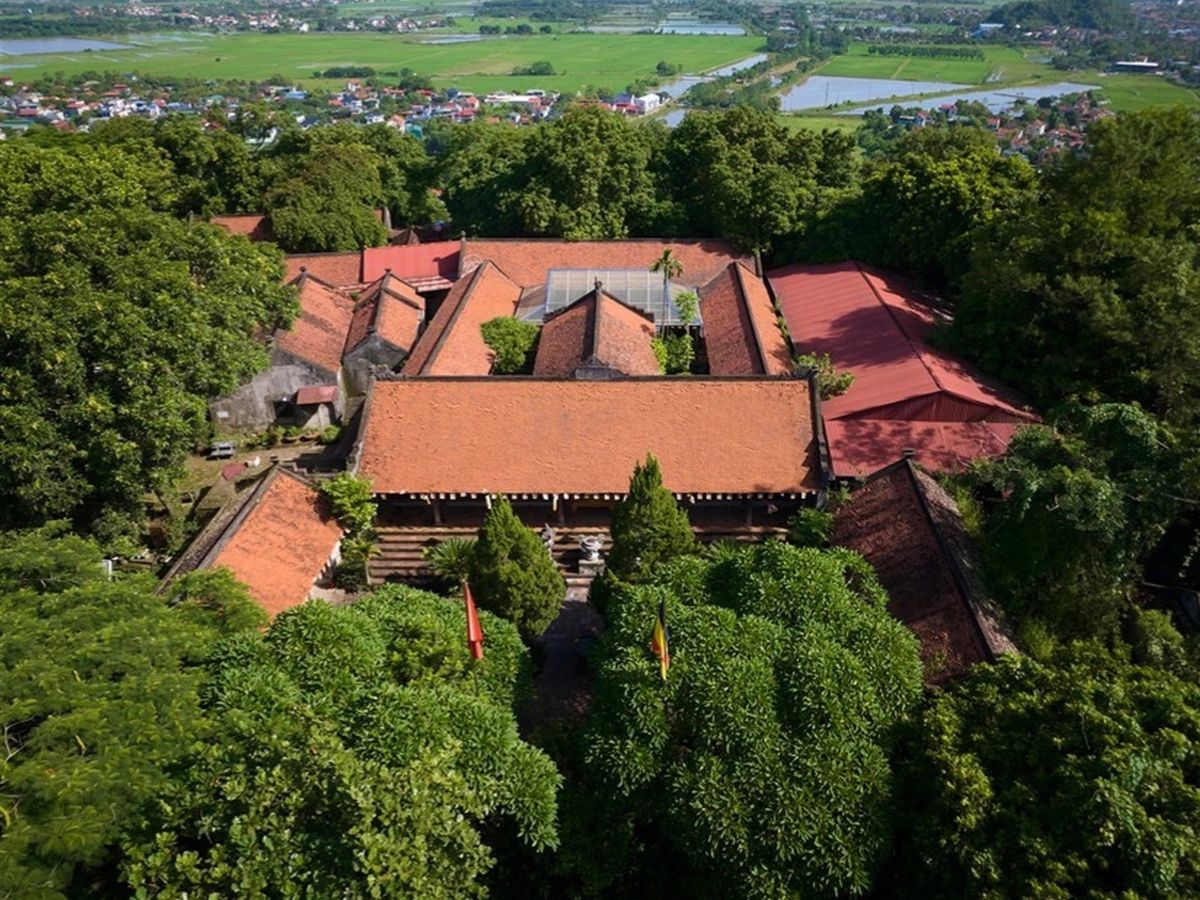 Chùa Long Đọi Sơn mở ra tầm nhìn yên bình giữa núi và đồng.