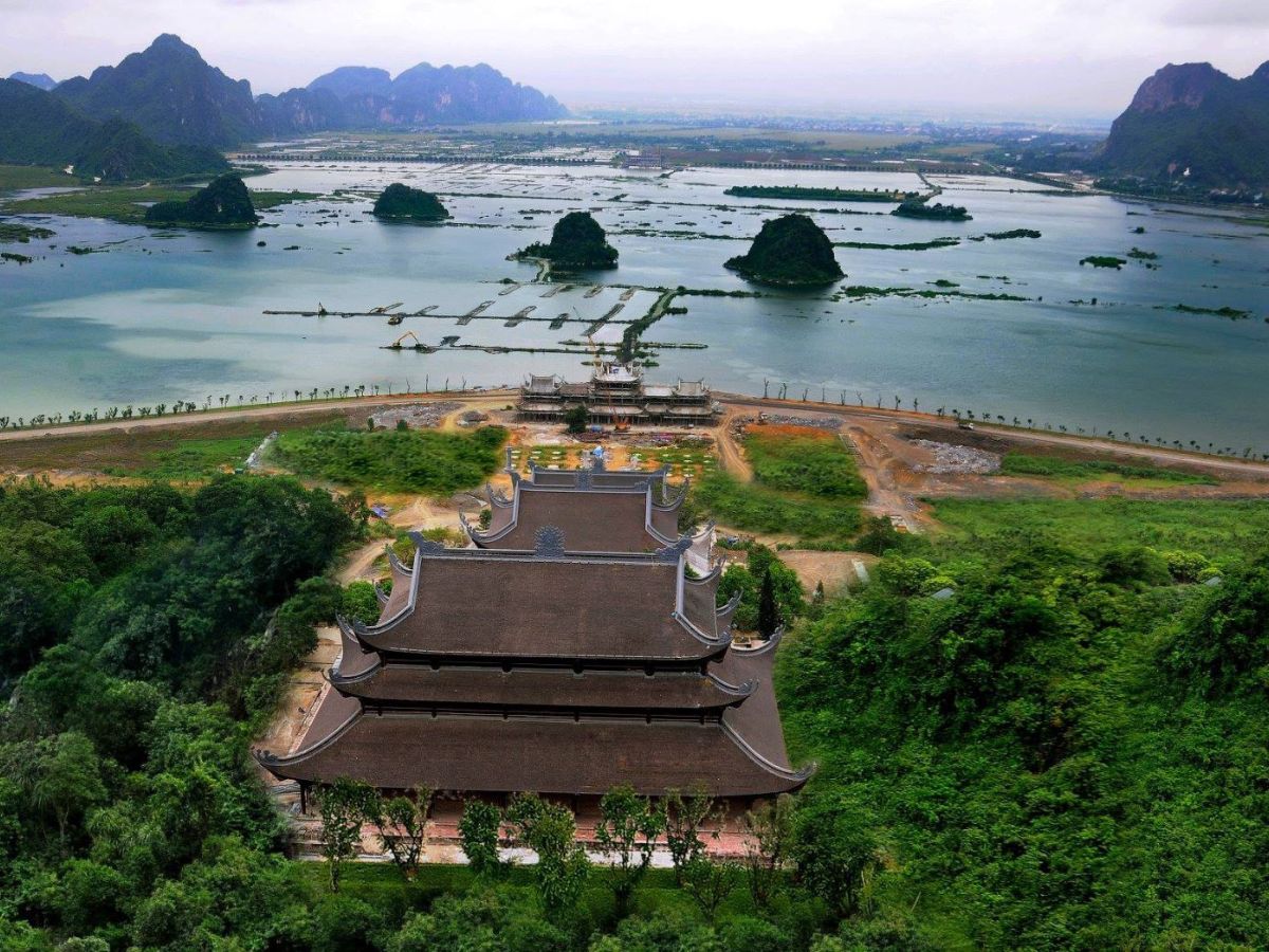 Tam Chúc gây ấn tượng với núi đá rừng xanh và hồ nước rộng.