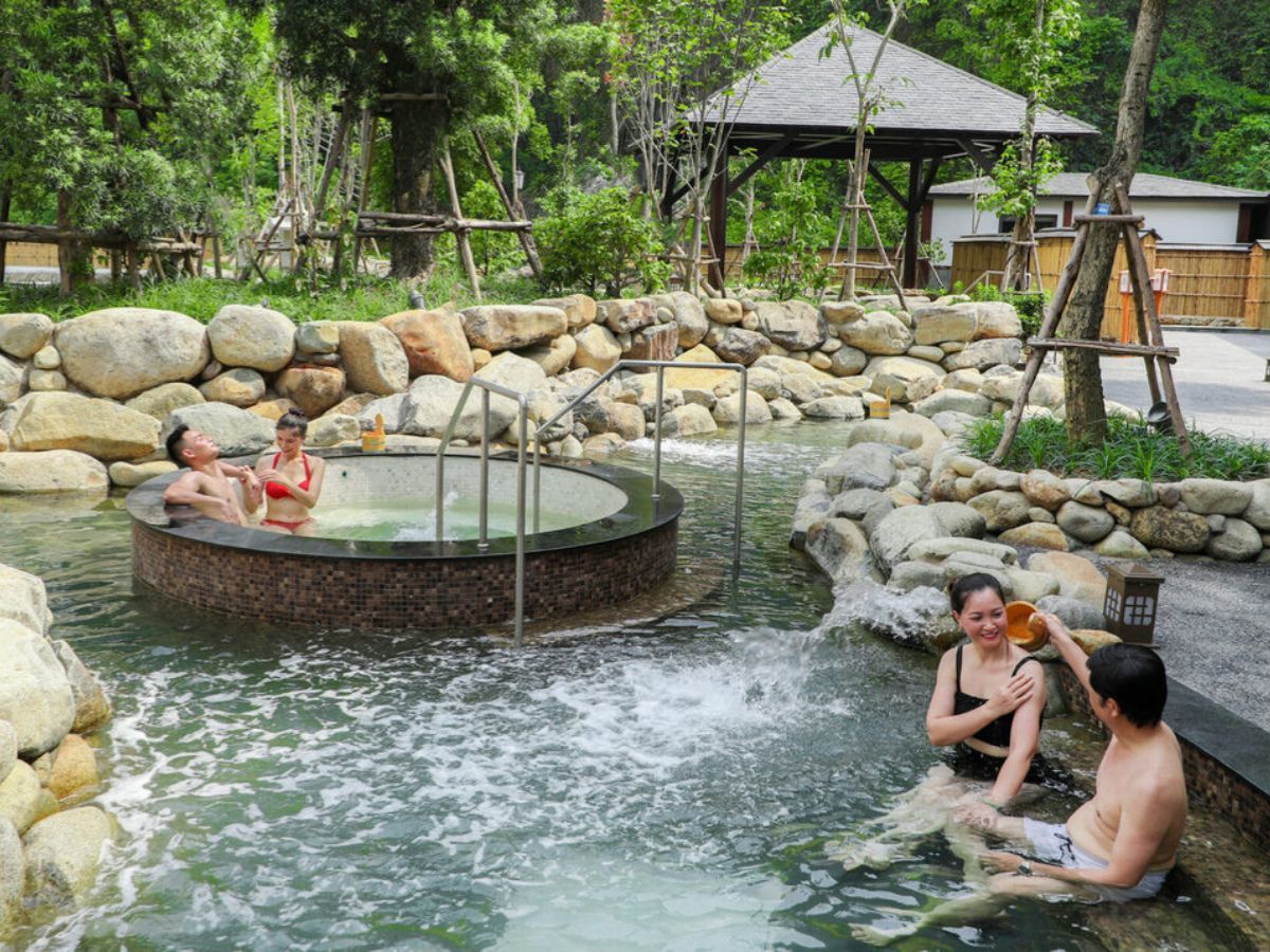 Suối khoáng nóng Kênh Gà phù hợp nghỉ dưỡng và chăm sóc sức khỏe.