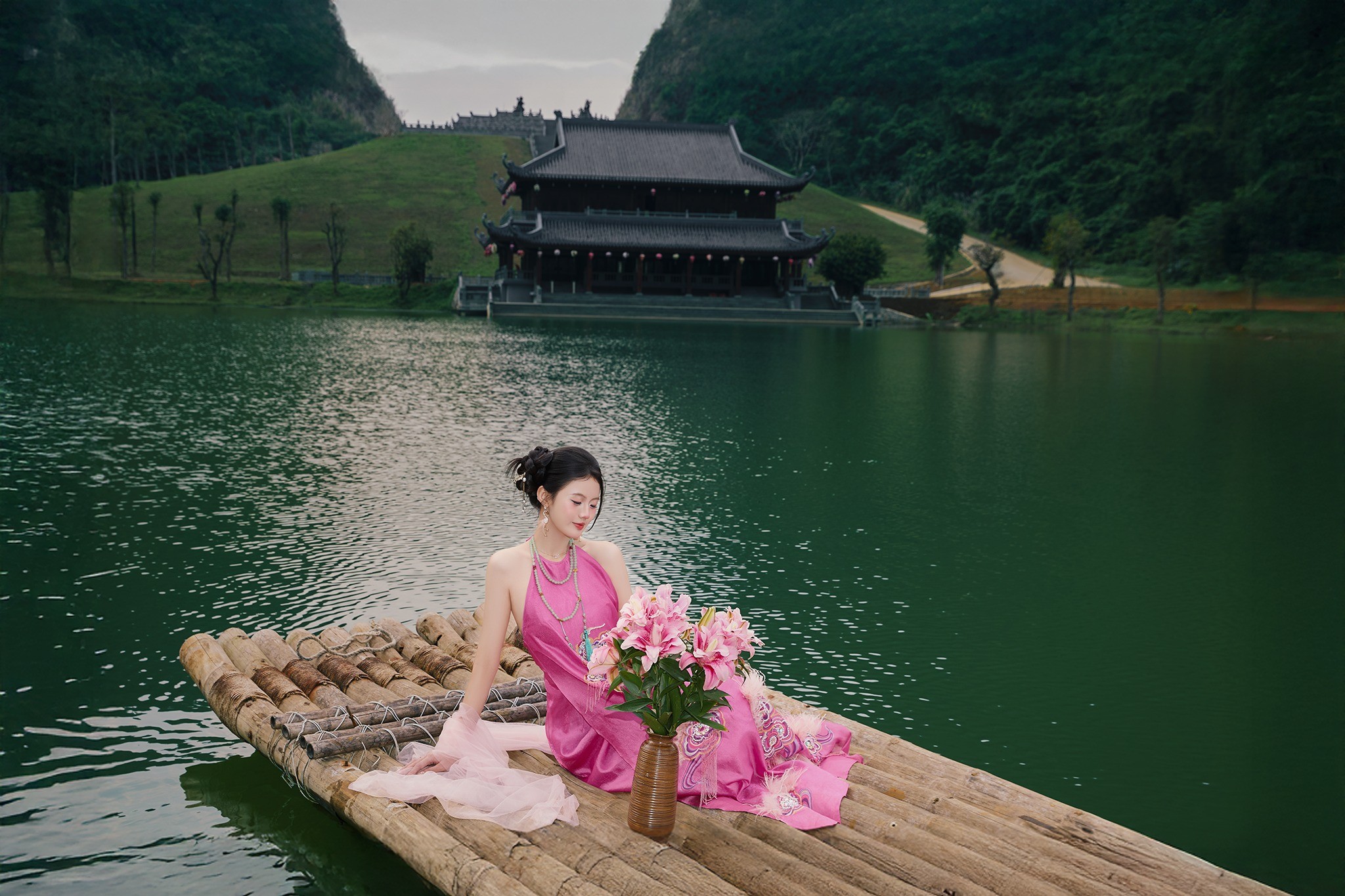 Mùa xuân là lúc Ninh Bình khoác lên mình vẻ đẹp tươi mới và linh thiêng. (Nguồn: Sưu tầm)