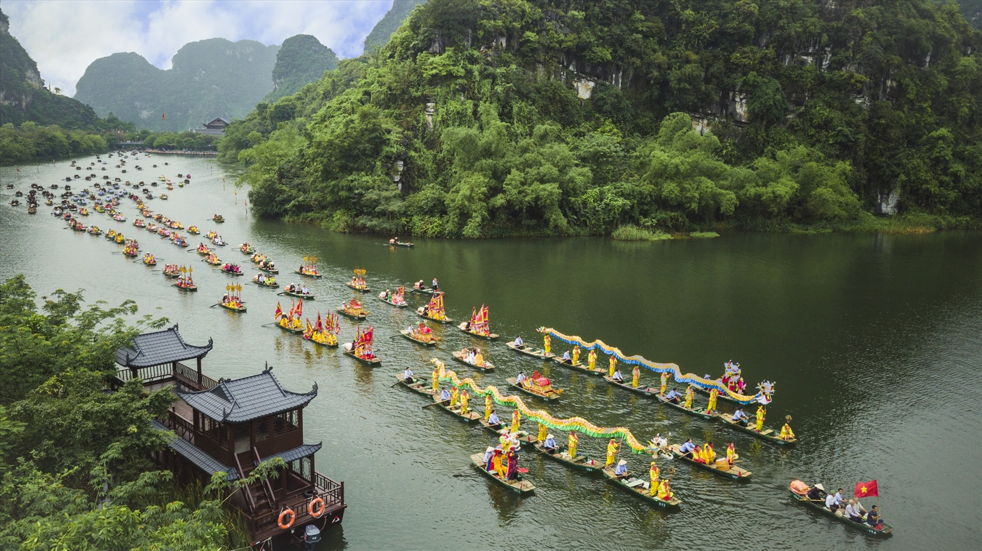 Chuẩn bị trang phục phù hợp theo mùa khi du lịch Ninh Bình. (Nguồn: Sưu tầm)