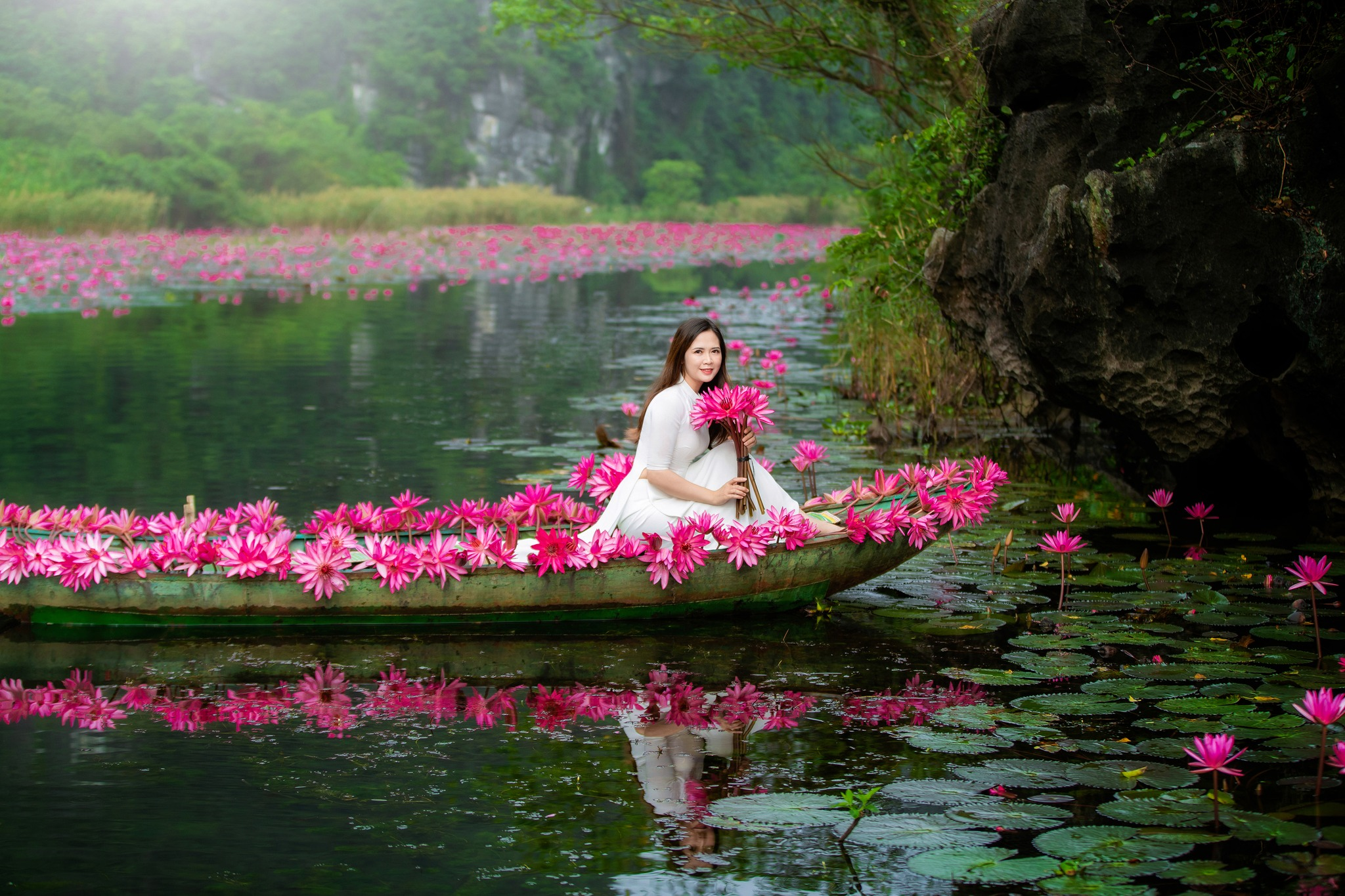 Mùa hoa súng nở rộ Thung Nắng Ninh Bình. (Nguồn: Sưu tầm)